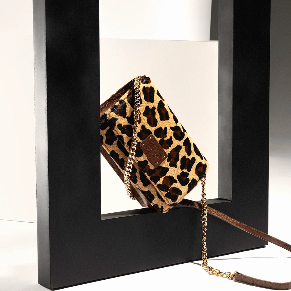 Bolsa Flap Bag Couro Estampa Pelo Onça Alça Corrente - vista 4 de 4