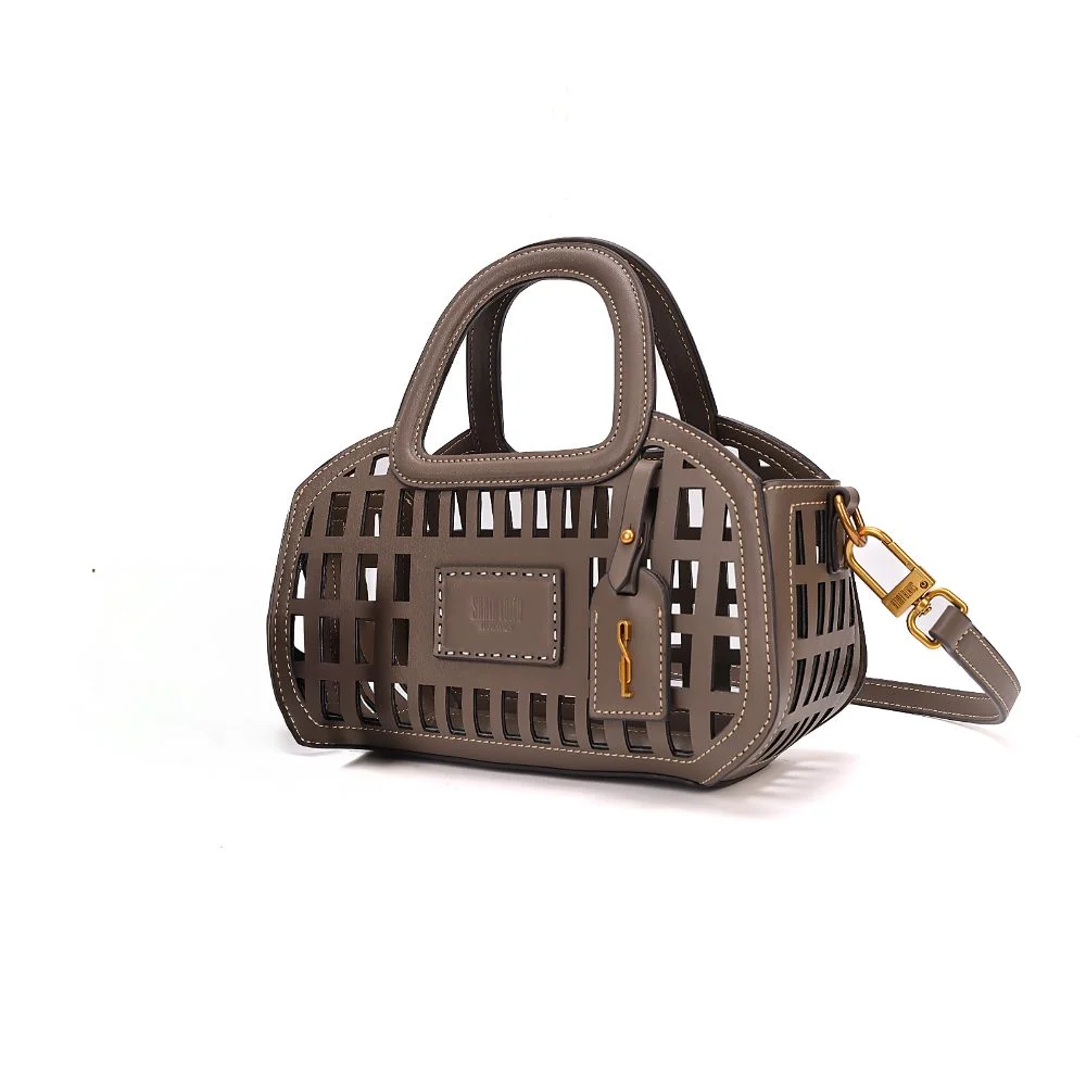 Bolsa Soft Recortes Vazados Com Bag Interna Cinza Stell Alça Transversal - vista 4 de 10